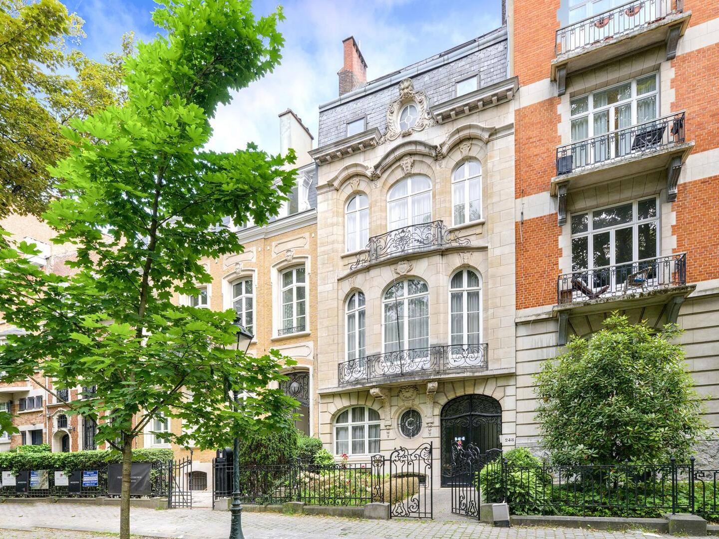 From the beginning, the focus has been on expertise and advice, which has set us apart with an increasingly loyal clientele, positioning us over the years as a reference in the Brussels residential market.